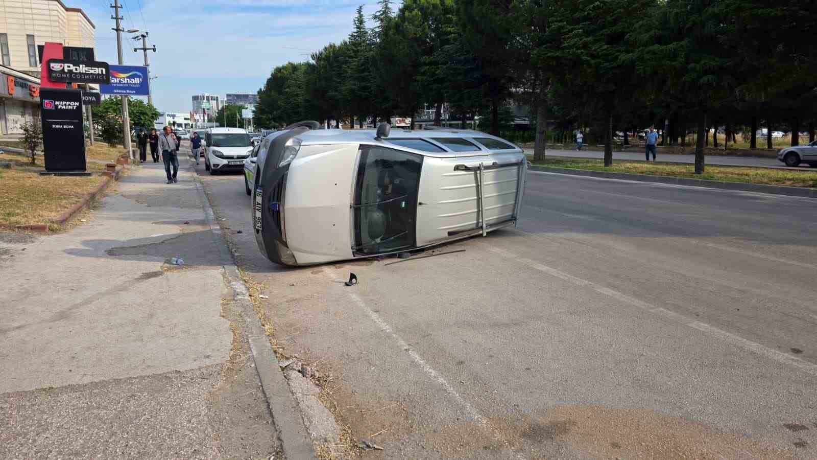 Kaldırıma çarpan araç takla attı: 2 yaralı 6 kaldirima carpan arac takla atti 2 yarali 2 BROBYv6a