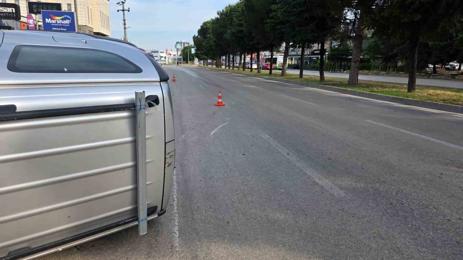 Kaldırıma çarpan araç takla attı: 2 yaralı 7 kaldirima carpan arac takla atti 2 yarali 3 JEdGsId9