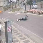 kaldirima-carpan-motosiklet-ve-surucunun-yola-savruldugu-anlar-kameraya-yansidi-1-yarali-Trj1Tb7a.jpg