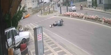 kaldirima-carpan-motosiklet-ve-surucunun-yola-savruldugu-anlar-kameraya-yansidi-1-yarali-Trj1Tb7a.jpg