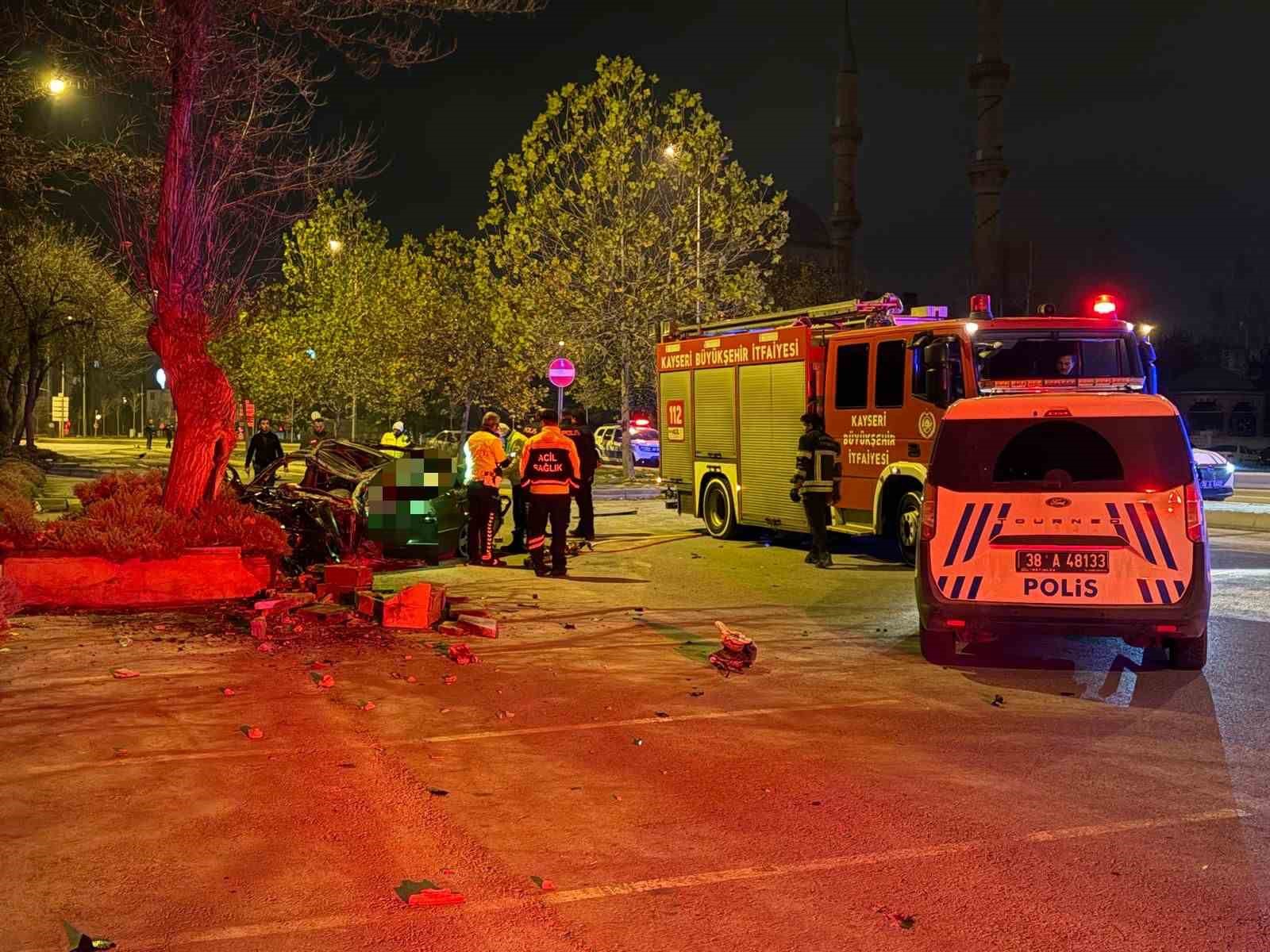 kaldirima carpan otomobil 200 metre savruldu 1 olu 1 agir yarali 1