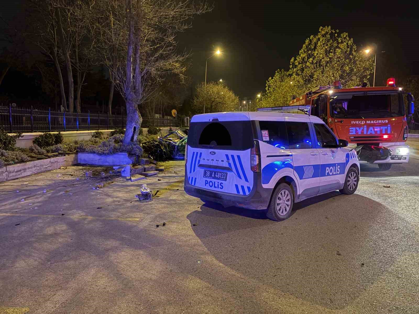 kaldirima carpan otomobil 200 metre savruldu 1 olu 1 agir yarali 2 rWQnzGGT
