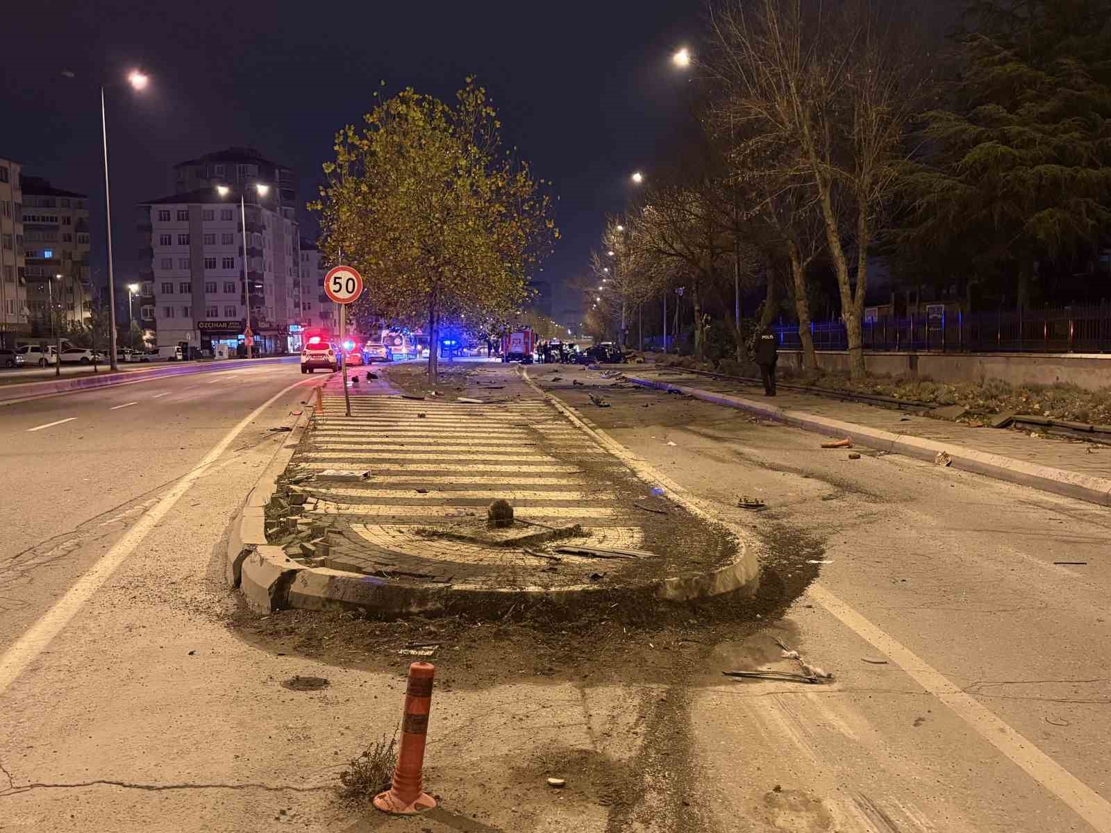 kaldirima carpan otomobil 200 metre savruldu 1 olu 1 agir yarali 6 gVCIDdrO