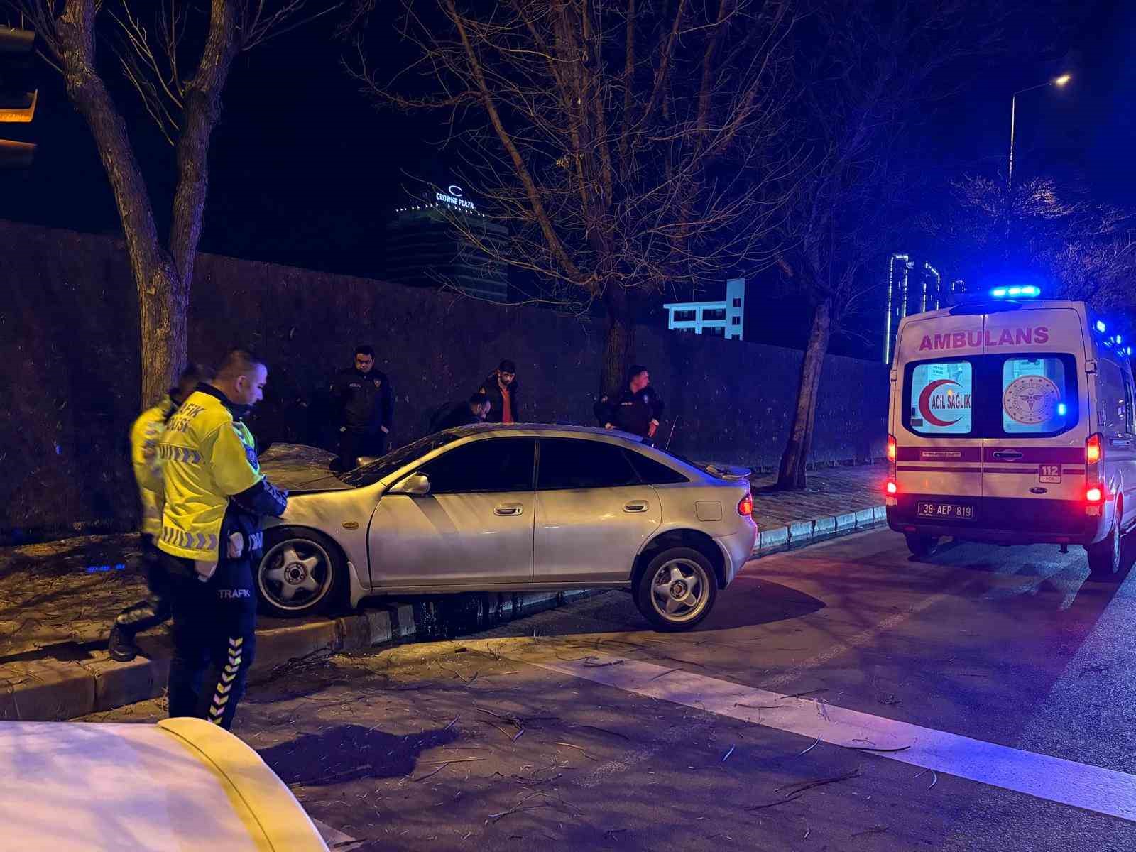 Kaldırıma çıkan otomobil ağaca çarptı: 2 yaralı 5 kaldirima cikan otomobil agaca carpti 2 yarali 1 prUjQeHy