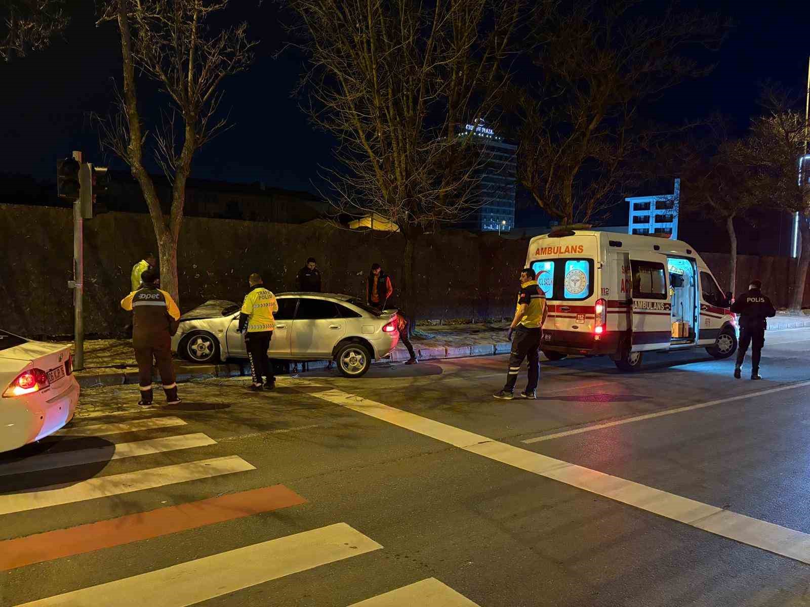 Kaldırıma çıkan otomobil ağaca çarptı: 2 yaralı 6 kaldirima cikan otomobil agaca carpti 2 yarali 2 d1lHed1X