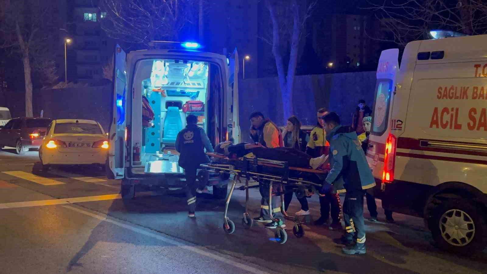Kaldırıma çıkan otomobil ağaca çarptı: 2 yaralı 7 kaldirima cikan otomobil agaca carpti 2 yarali 3 frk3pdfN