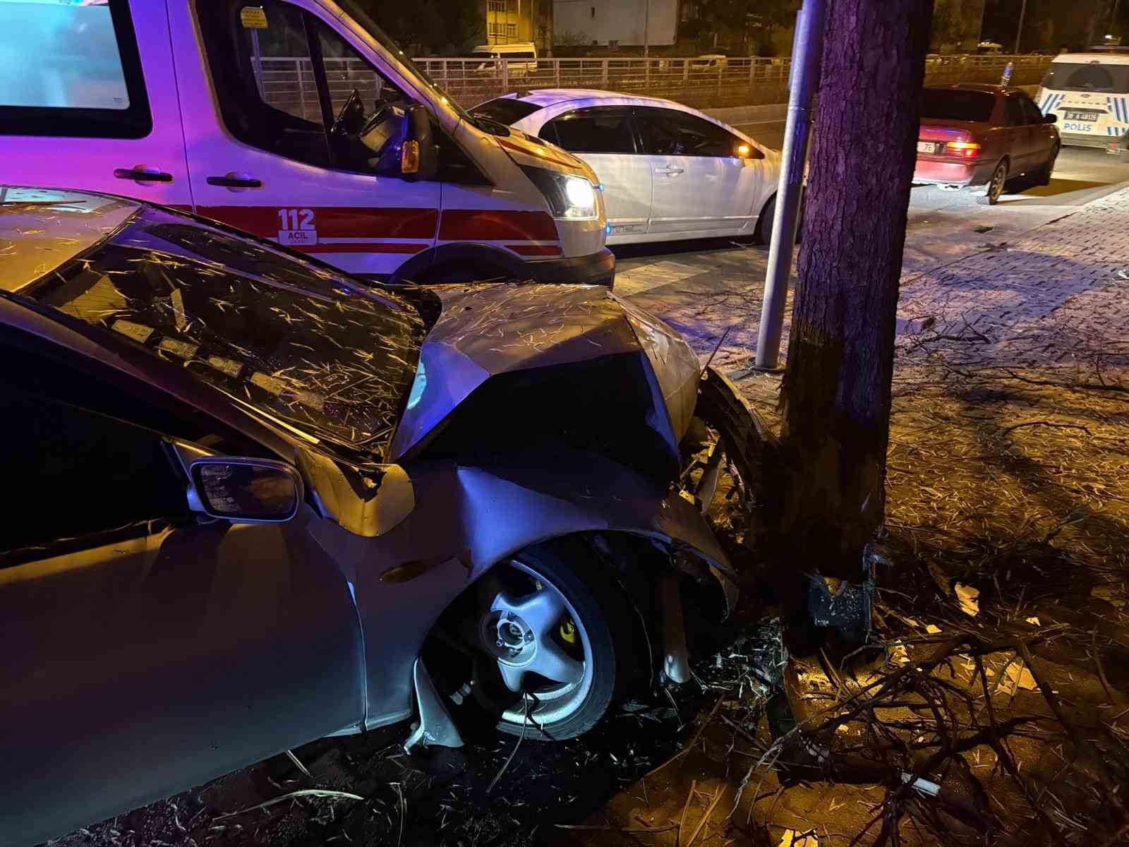 Kaldırıma çıkan otomobil ağaca çarptı: 2 yaralı 8 kaldirima cikan otomobil agaca carpti 2 yarali 4 iIN3JpOU