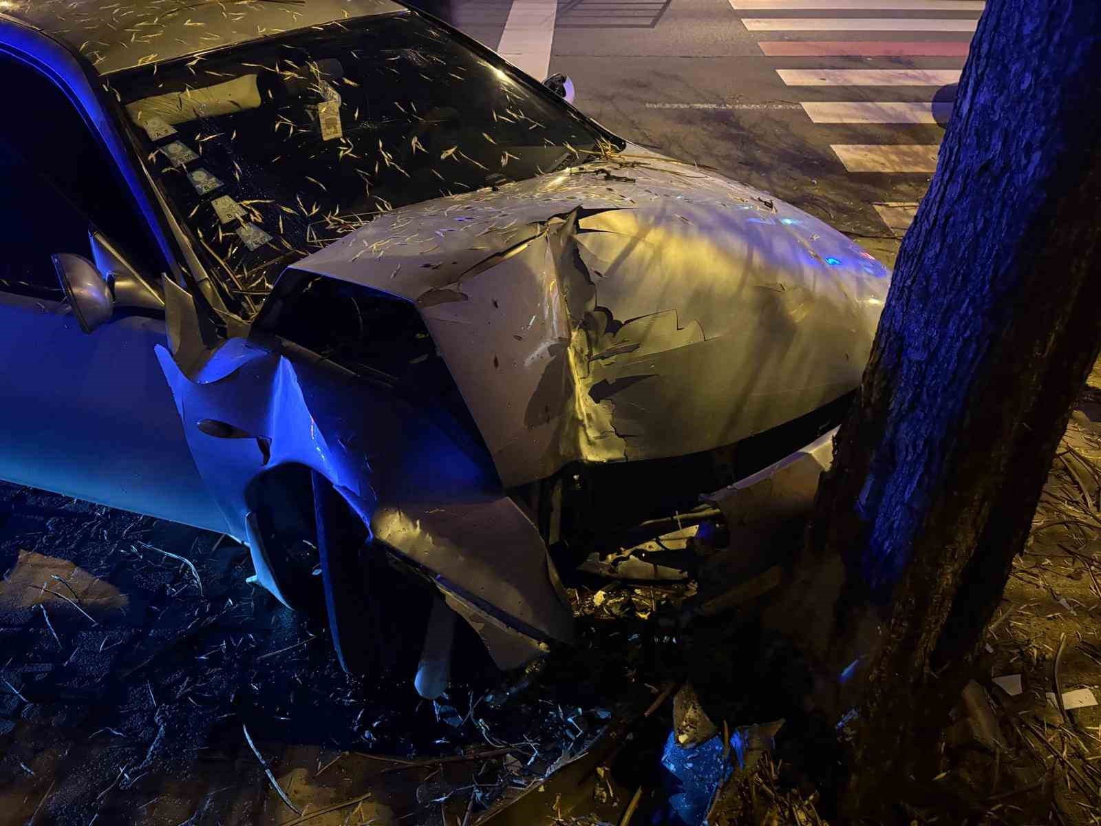 Kaldırıma çıkan otomobil ağaca çarptı: 2 yaralı 9 kaldirima cikan otomobil agaca carpti 2 yarali 5 Ckk9JMKp