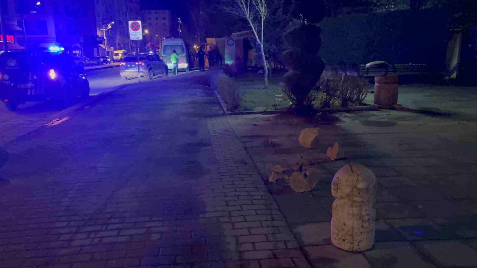 Kaldırıma giren araç, önüne çıkan her şeyi sürükledi 5 kaldirima giren arac onune cikan her seyi surukledi 1 nzcDLUNb