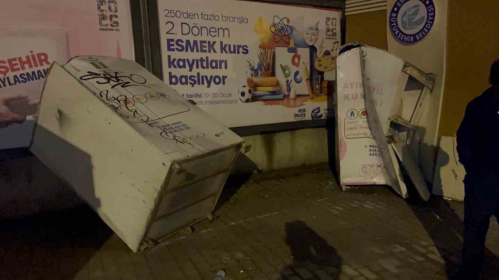 Kaldırıma giren araç, önüne çıkan her şeyi sürükledi 6 kaldirima giren arac onune cikan her seyi surukledi 2