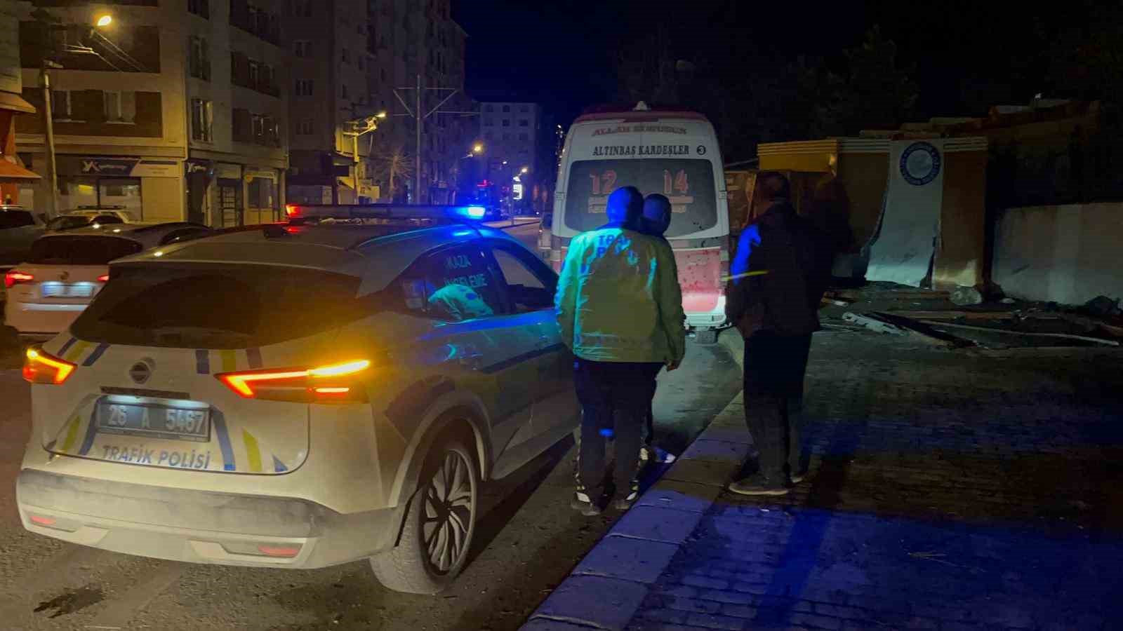 Kaldırıma giren araç, önüne çıkan her şeyi sürükledi 7 kaldirima giren arac onune cikan her seyi surukledi 3