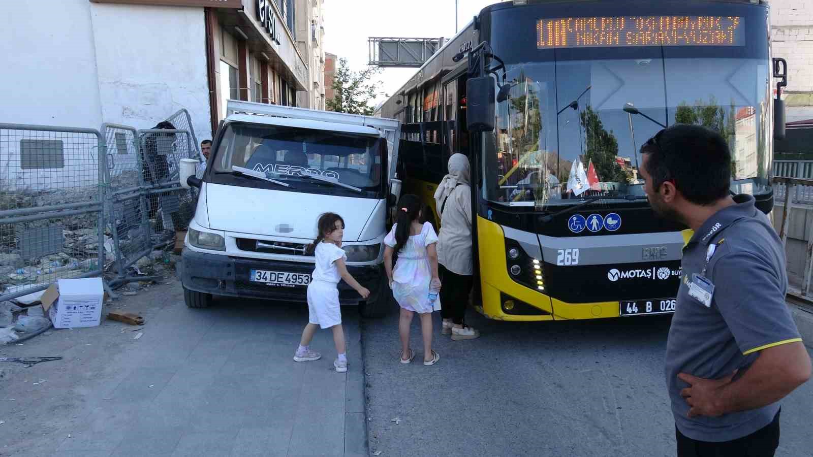 kaldirima park edilen kamyonet trafigi kilitledi yol esnafin araci itmesiyle acildi 0 1fdTZNK9