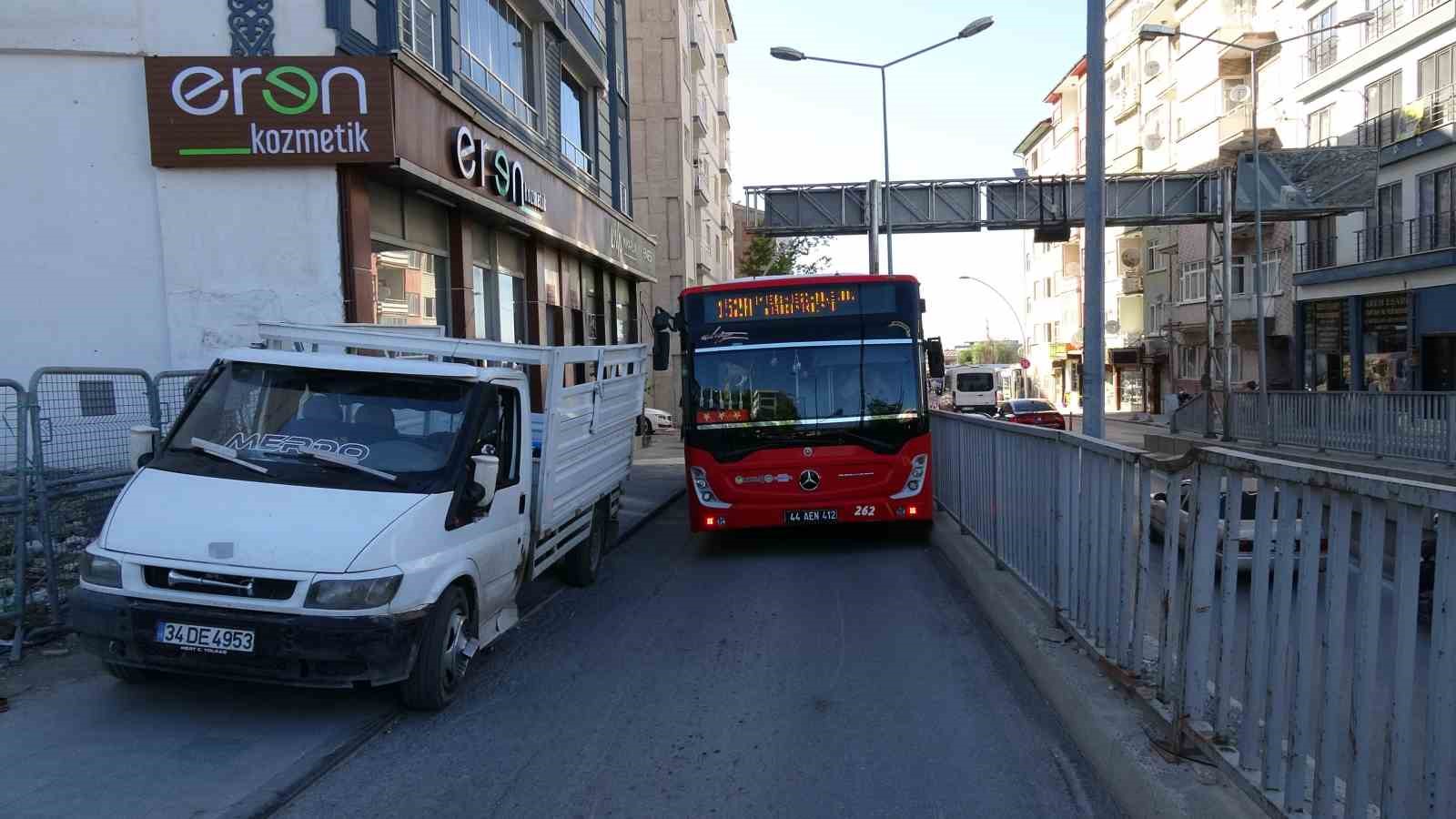 kaldirima park edilen kamyonet trafigi kilitledi yol esnafin araci itmesiyle acildi 1 d9dy4vjB