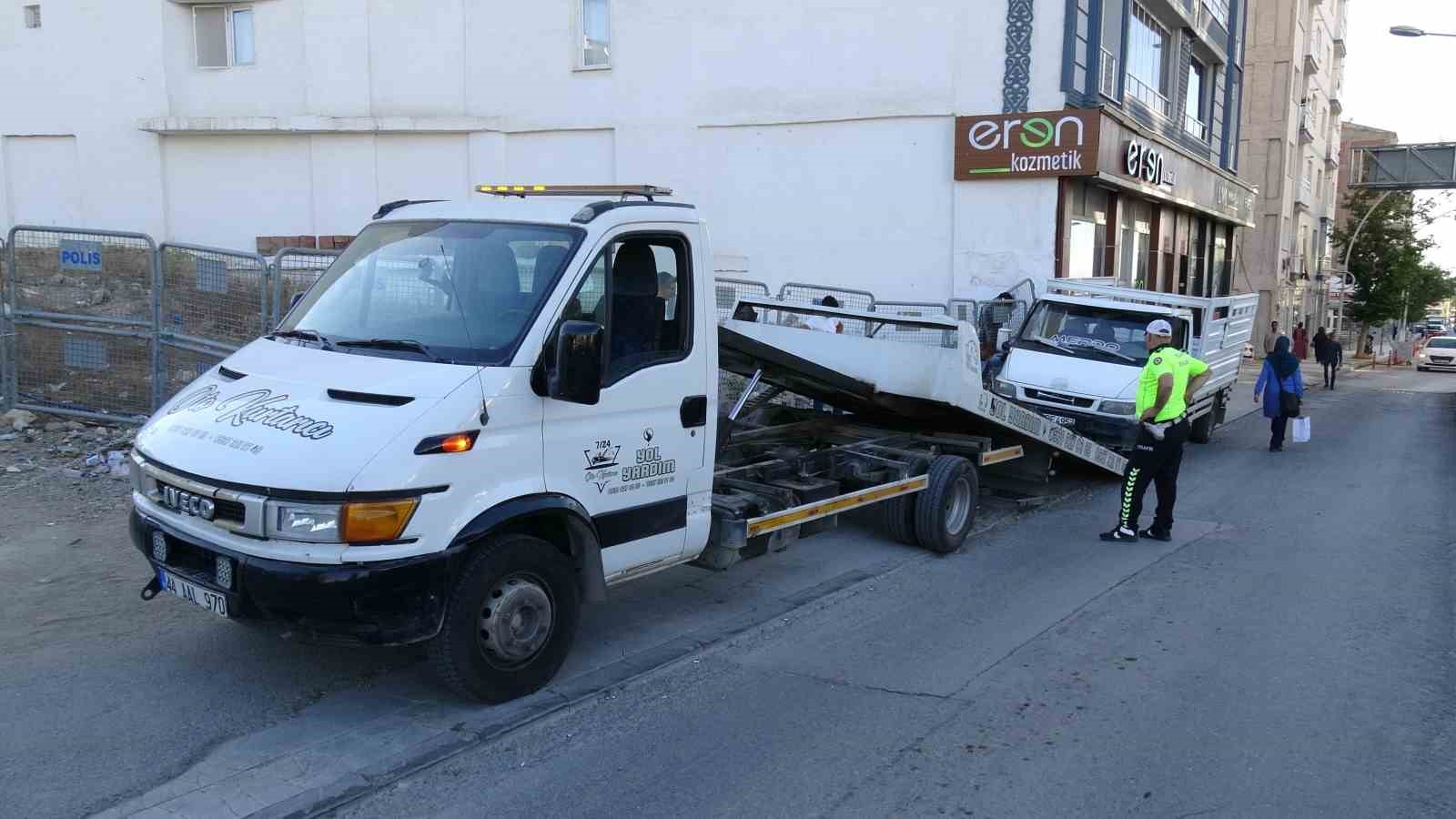 kaldirima park edilen kamyonet trafigi kilitledi yol esnafin araci itmesiyle acildi 2 KeyPbN4t