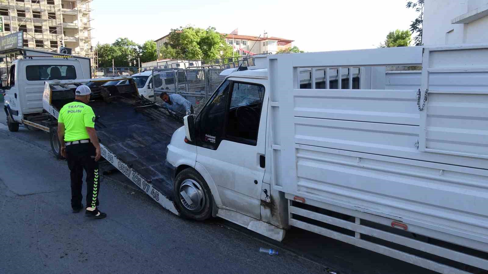 kaldirima park edilen kamyonet trafigi kilitledi yol esnafin araci itmesiyle acildi 3 QUvIh8Ig