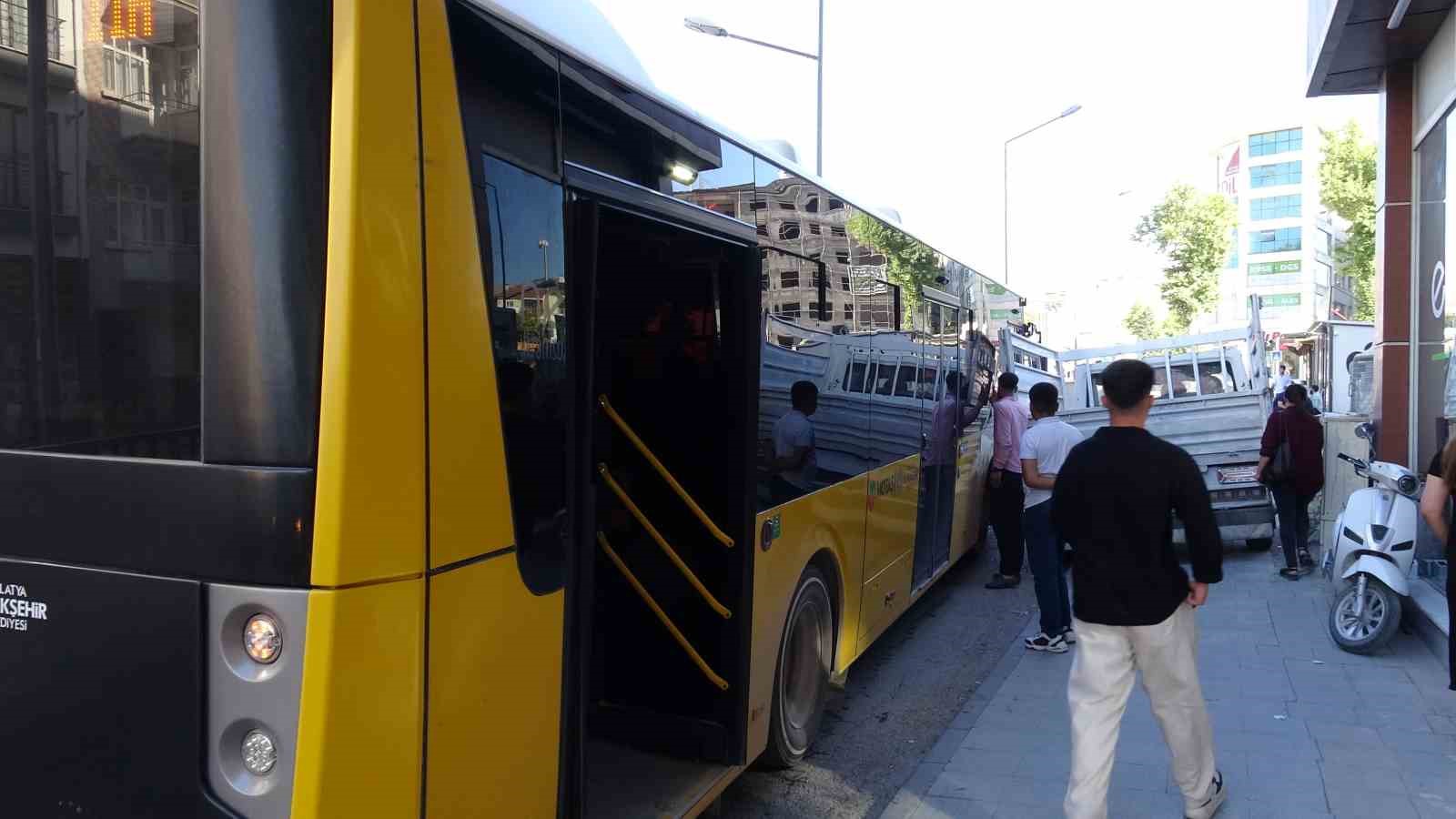 kaldirima park edilen kamyonet trafigi kilitledi yol esnafin araci itmesiyle acildi 4 EpVI8gP4