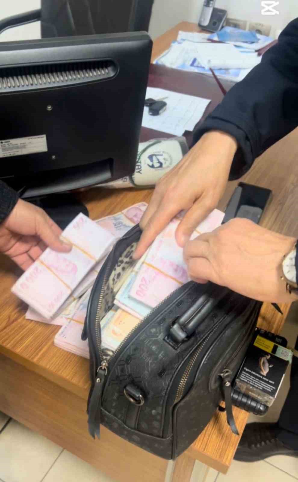 kaldirimda bulunan para dolu canta sahibine teslim edildi 1 gXXVfkgz