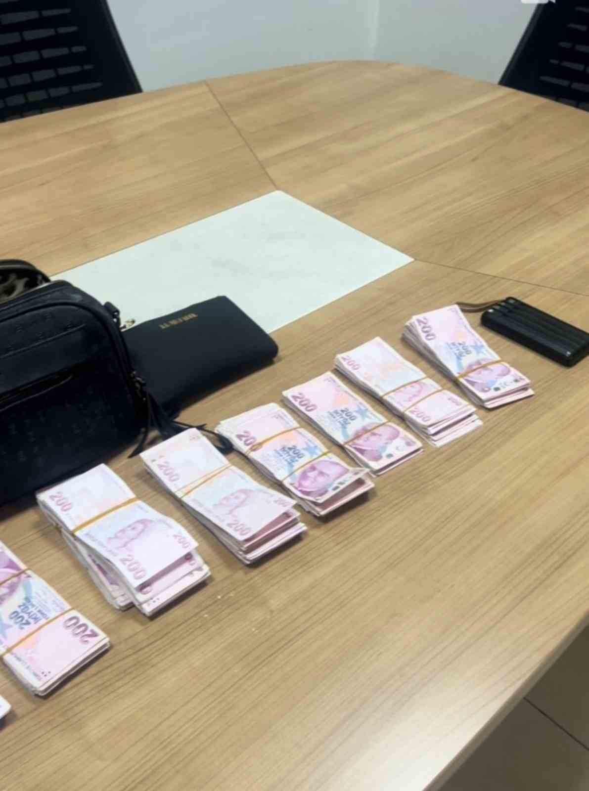 kaldirimda bulunan para dolu canta sahibine teslim edildi 2 nD6zf2zl