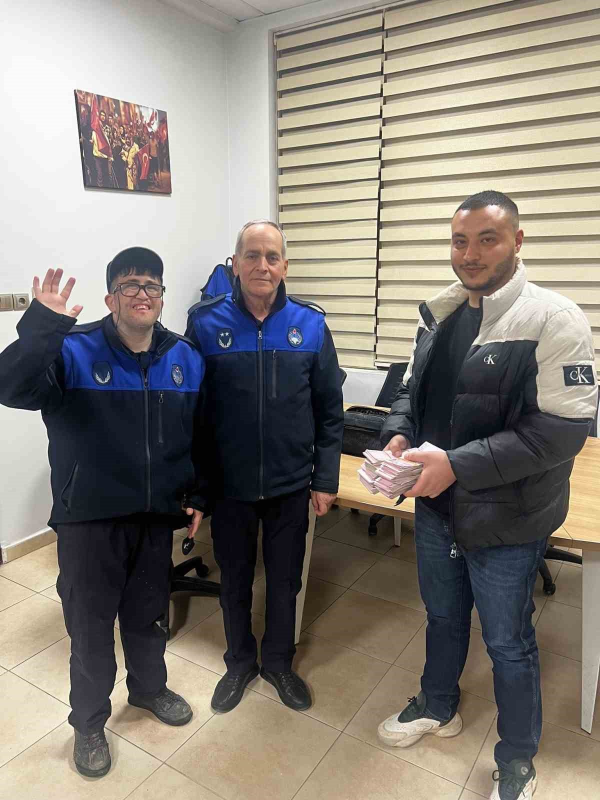 kaldirimda bulunan para dolu canta sahibine teslim edildi 3 b38P4gGw