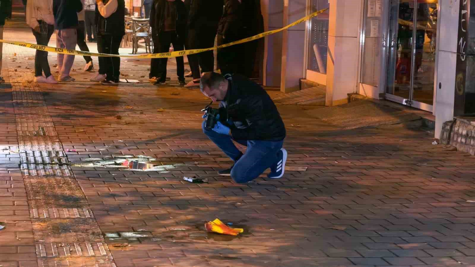 kaldirimda durup tartistigi kisiye ates acti 1 QT8SwrEJ