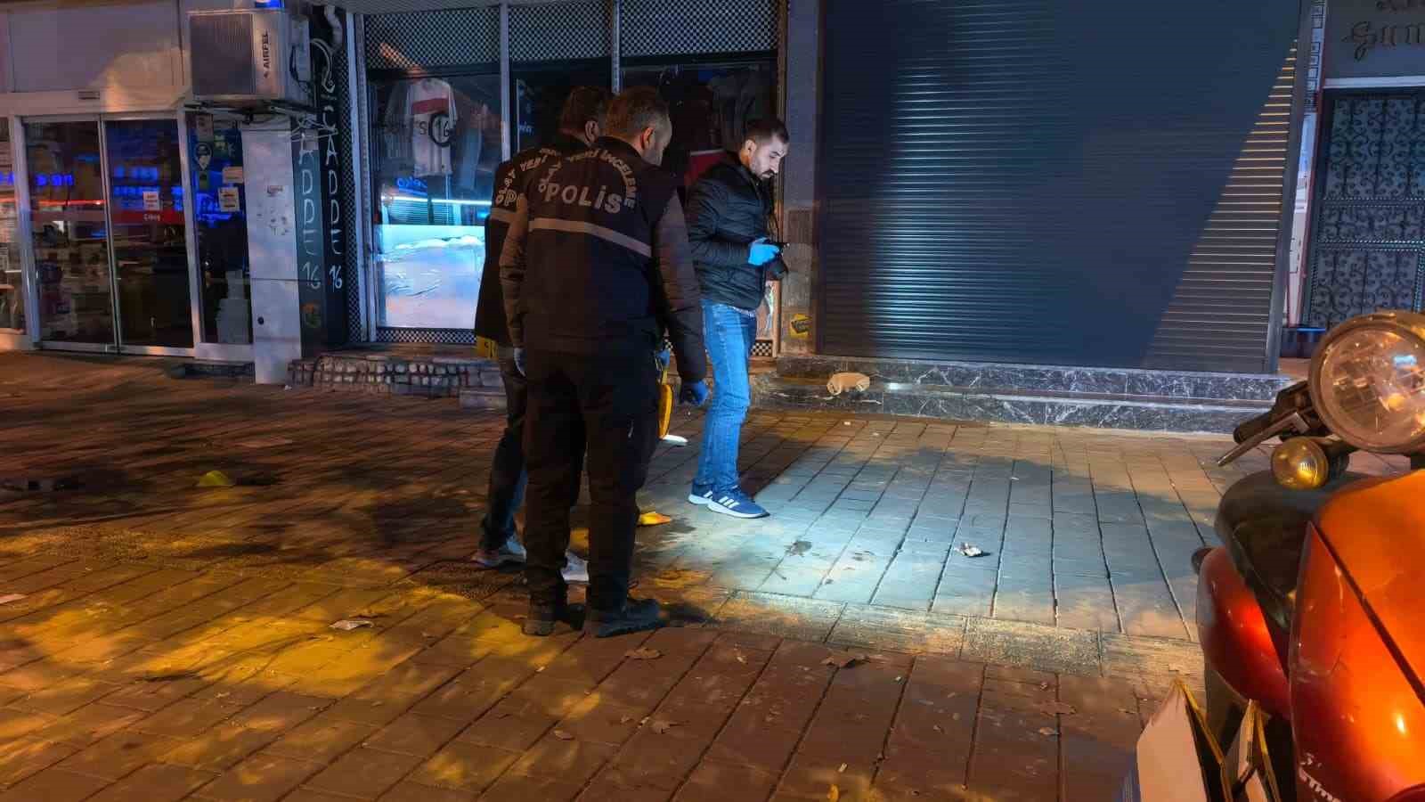 kaldirimda durup tartistigi kisiye ates acti 3 hz5QsLwT