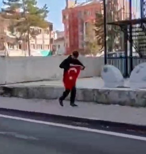 Kaldırımda gördüğü Türk Bayrağı’nı koşarak alan çocuk, kask kamerasıyla görüntülendi 4 kaldirimda gordugu turk bayragini kosarak alan cocuk kask kamerasiyla goruntulendi 0 bQb119zX