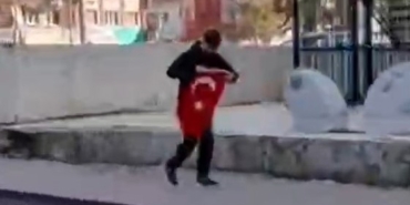 kaldirimda-gordugu-turk-bayragini-kosarak-alan-cocuk-kask-kamerasiyla-goruntulendi-khZUVAS4.jpg
