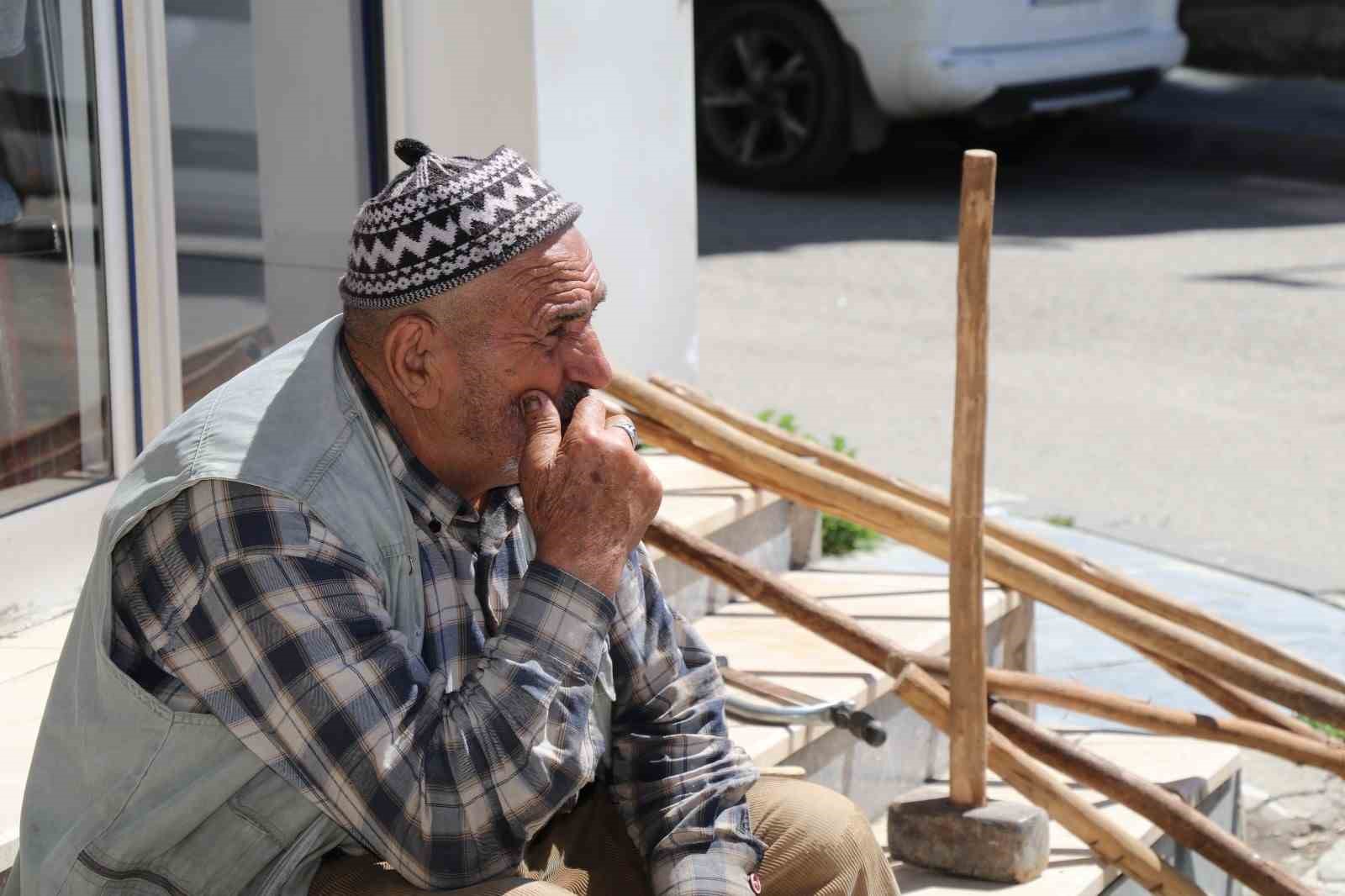 kaldirimda satisa cikardigi tarim aletlerini hayirsever is insani satin aldi 1 p2TkTgWA