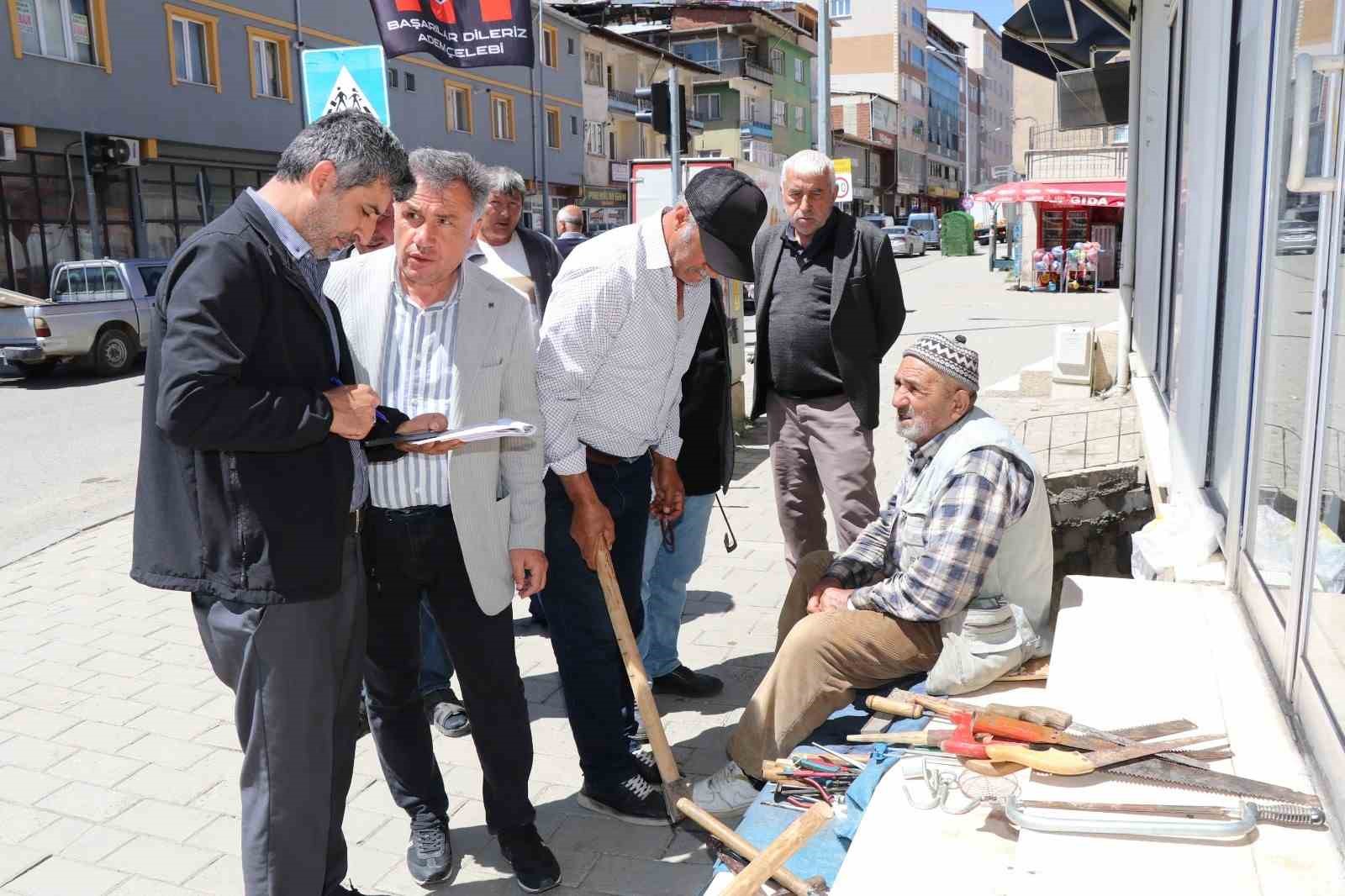 kaldirimda satisa cikardigi tarim aletlerini hayirsever is insani satin aldi 2 2ua4cqcG