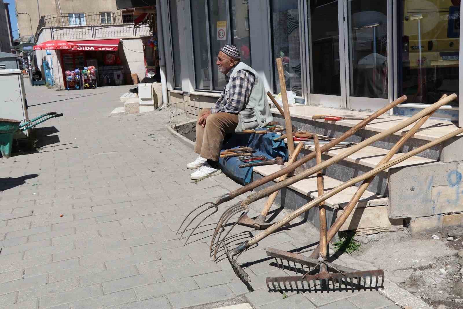 kaldirimda satisa cikardigi tarim aletlerini hayirsever is insani satin aldi 3
