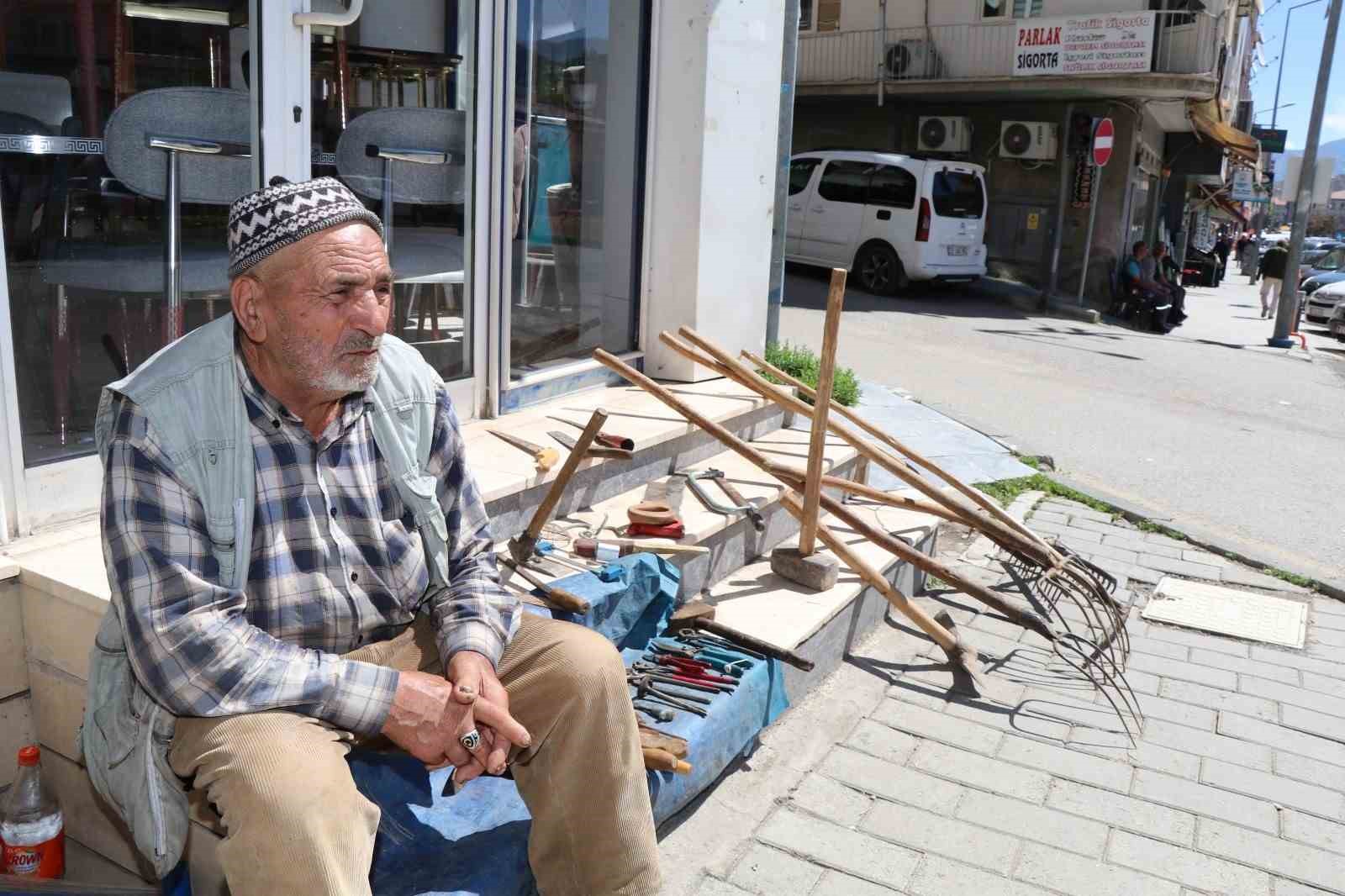 kaldirimda satisa cikardigi tarim aletlerini hayirsever is insani satin aldi 4 DVHabmaB