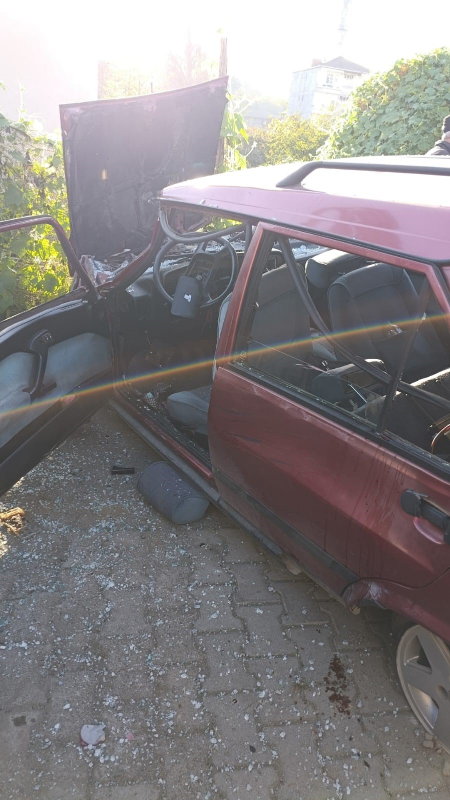 kaldirimda yururken dehseti yasadilar otomobilin altinda kalan babaanne ve 2 torunu agir yaralandi 0 i3v7ZREX