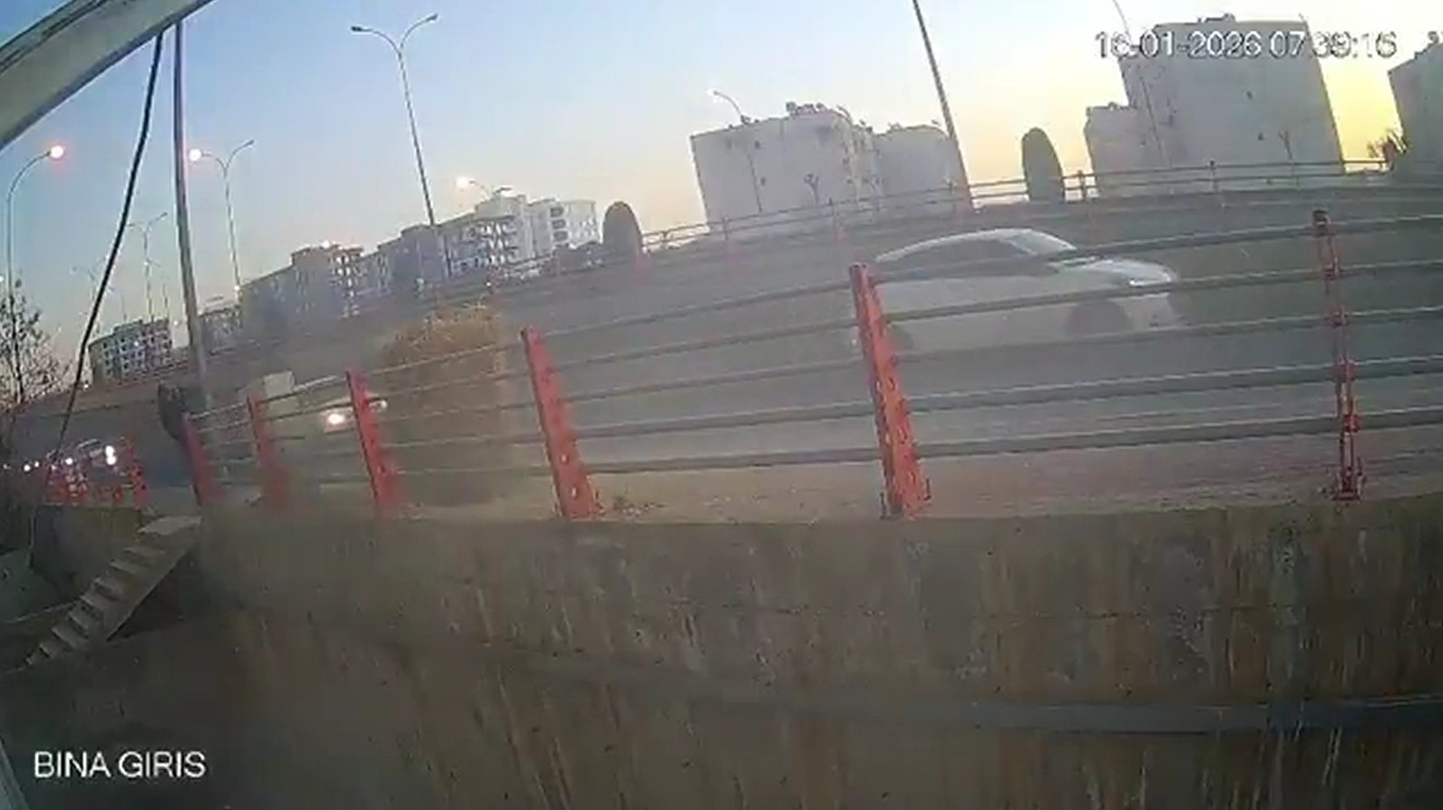 kaldirimda yururken hayatinin sokunu yasadi 1 yy1QY9L3