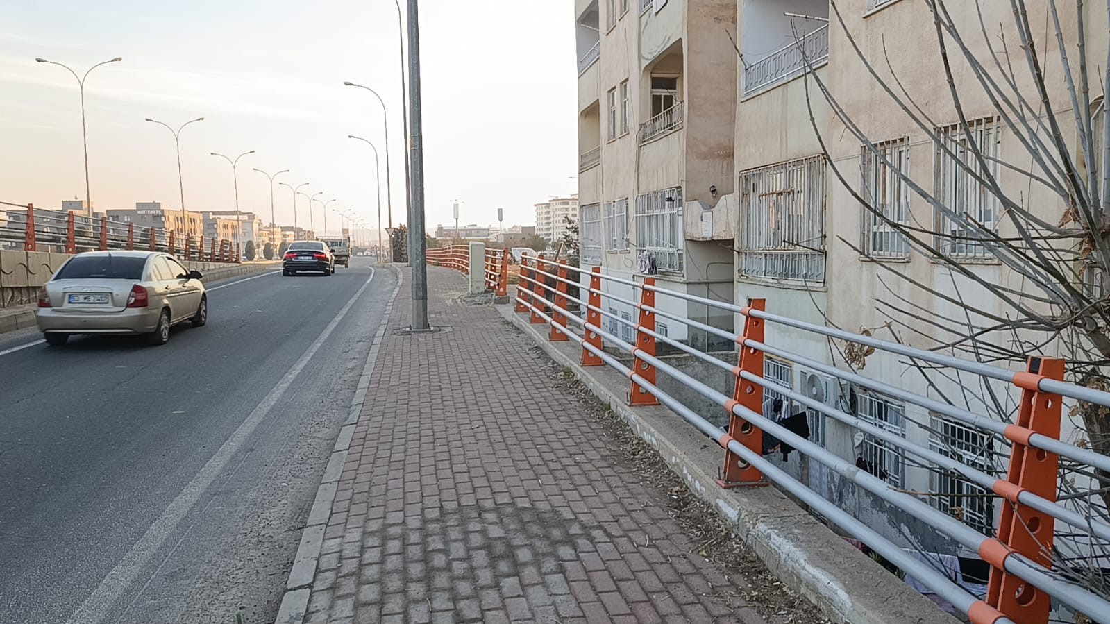 kaldirimda yururken hayatinin sokunu yasadi 2 v5i2hGpg