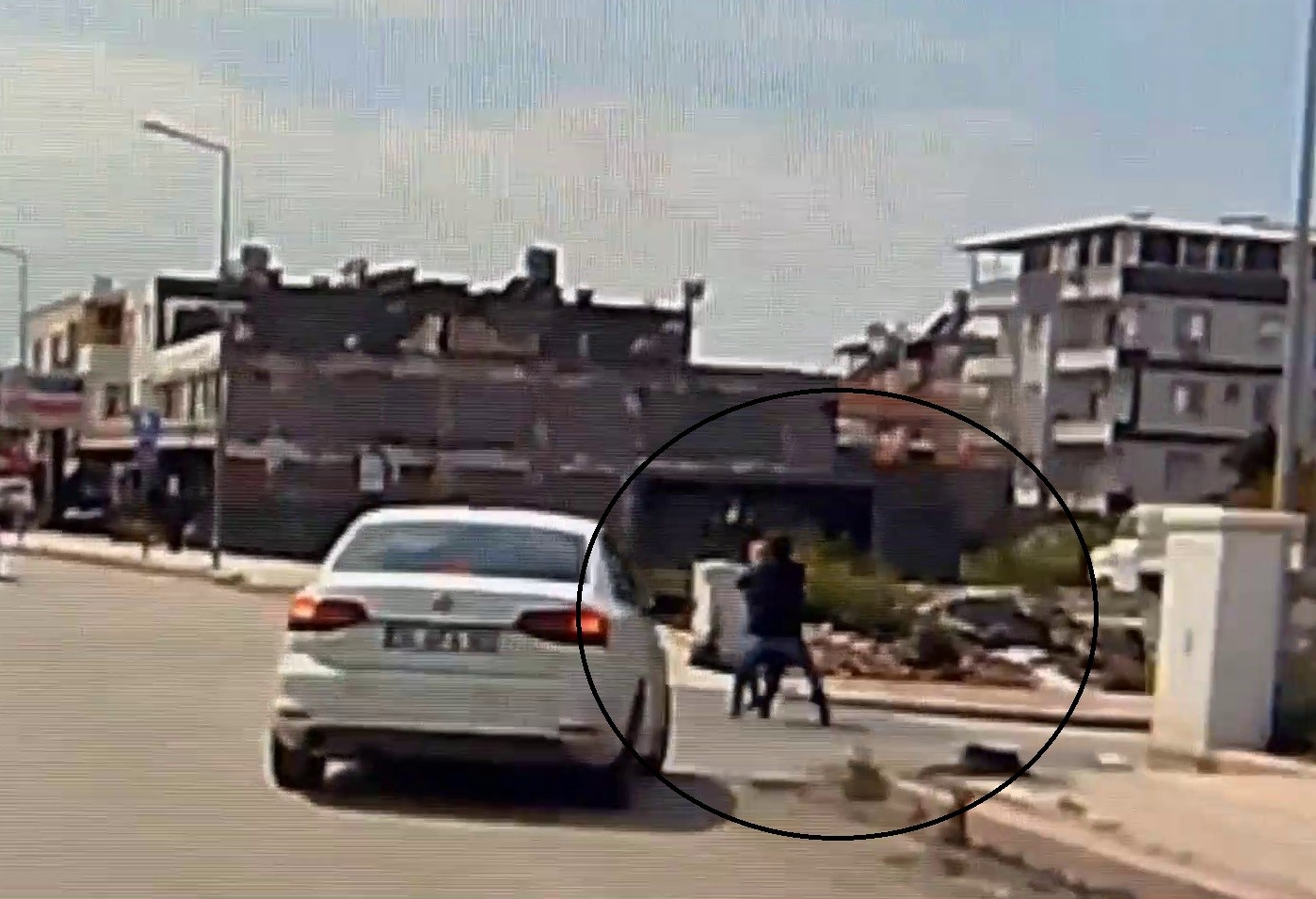 kaldirimda yuruyen kadinin boynundaki kolyeyi calarak kacti 0 9Pw5DgM4