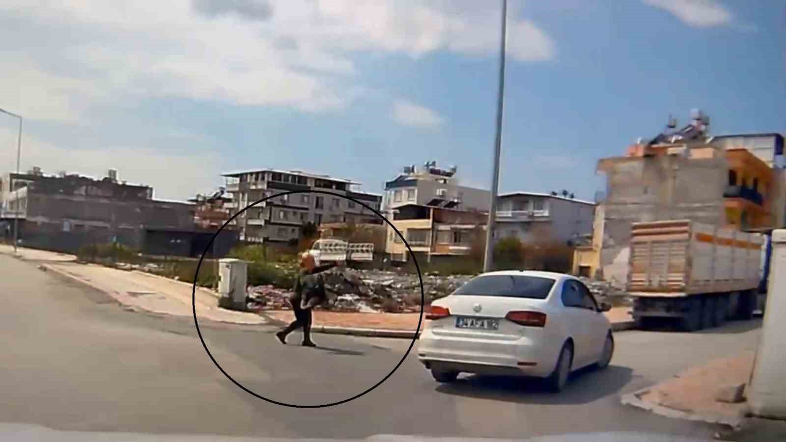 kaldirimda yuruyen kadinin boynundaki kolyeyi calarak kacti 1