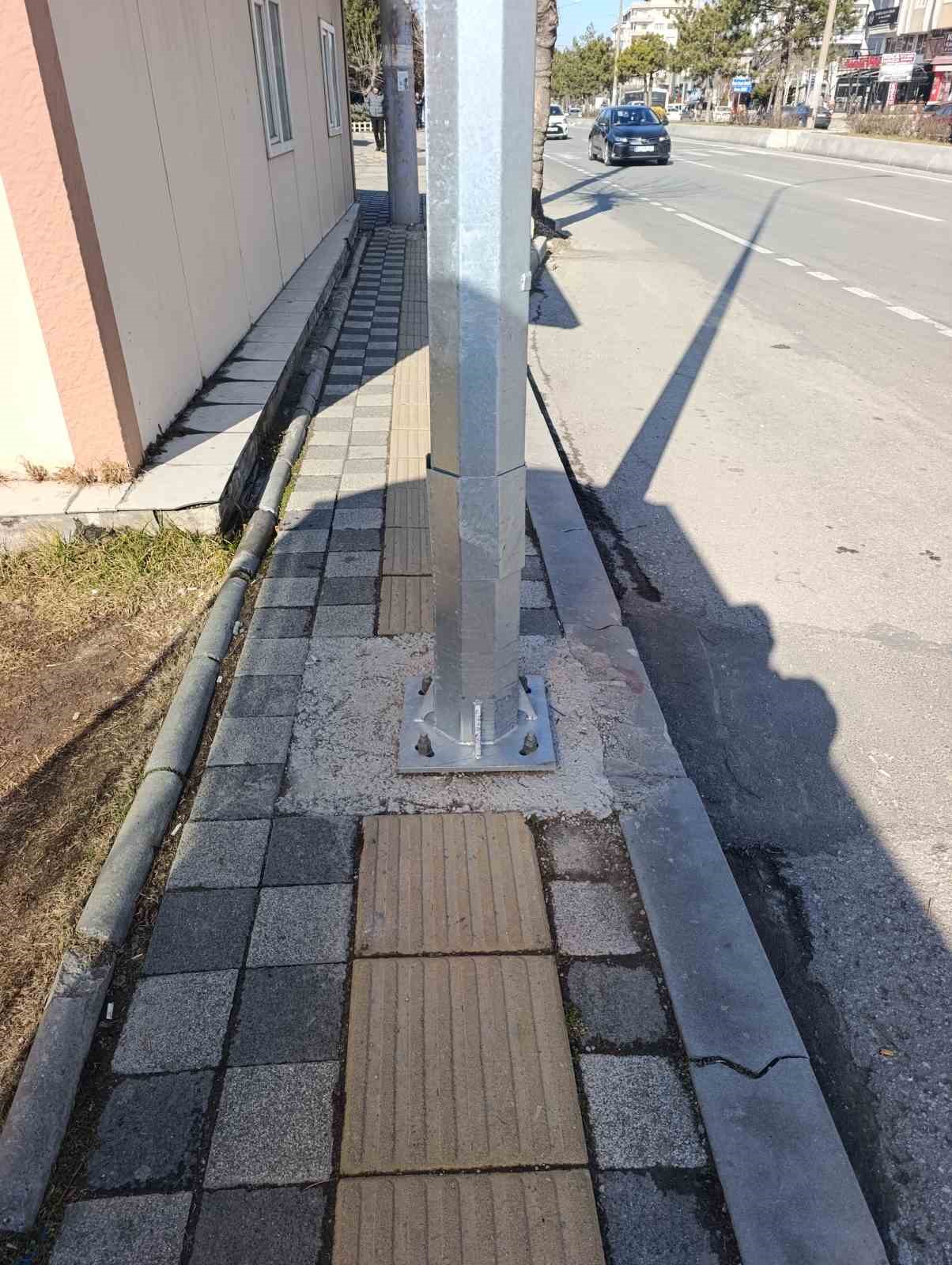 kaldirimdaki engelli yolu uzerine direk diktiler 2 VKuw9tsn