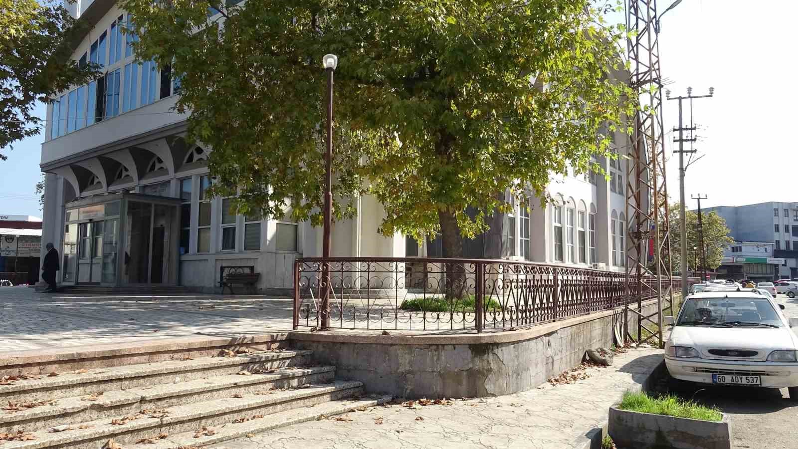 kaldirimi kapatan elektrik direkleri yayalara gecit vermiyor 1 wjY2jCrY
