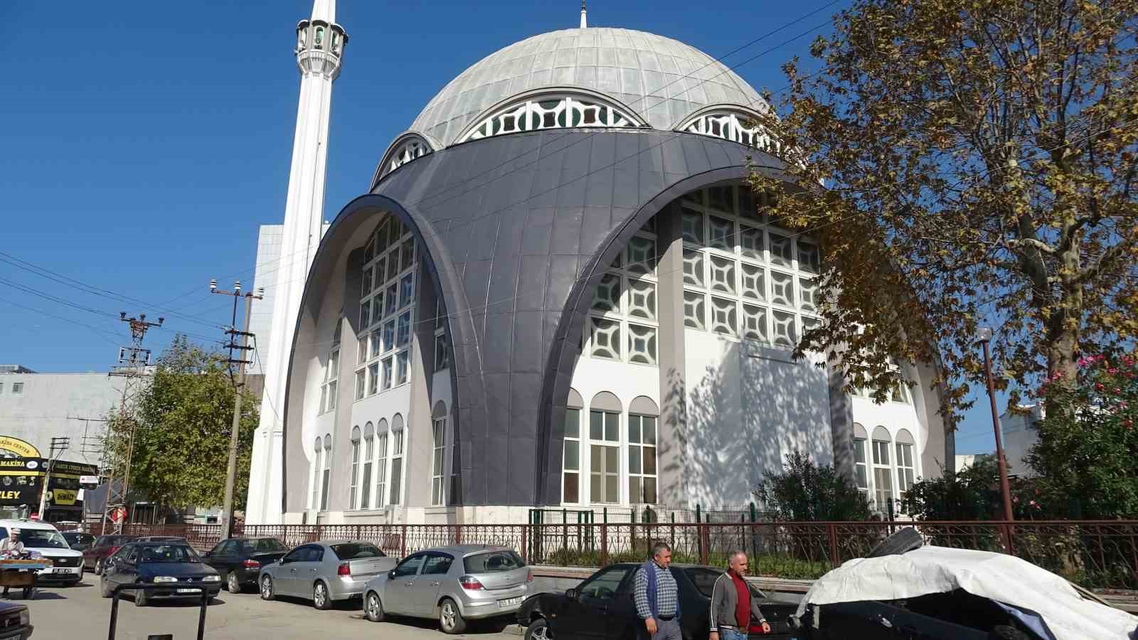 kaldirimi kapatan elektrik direkleri yayalara gecit vermiyor 2