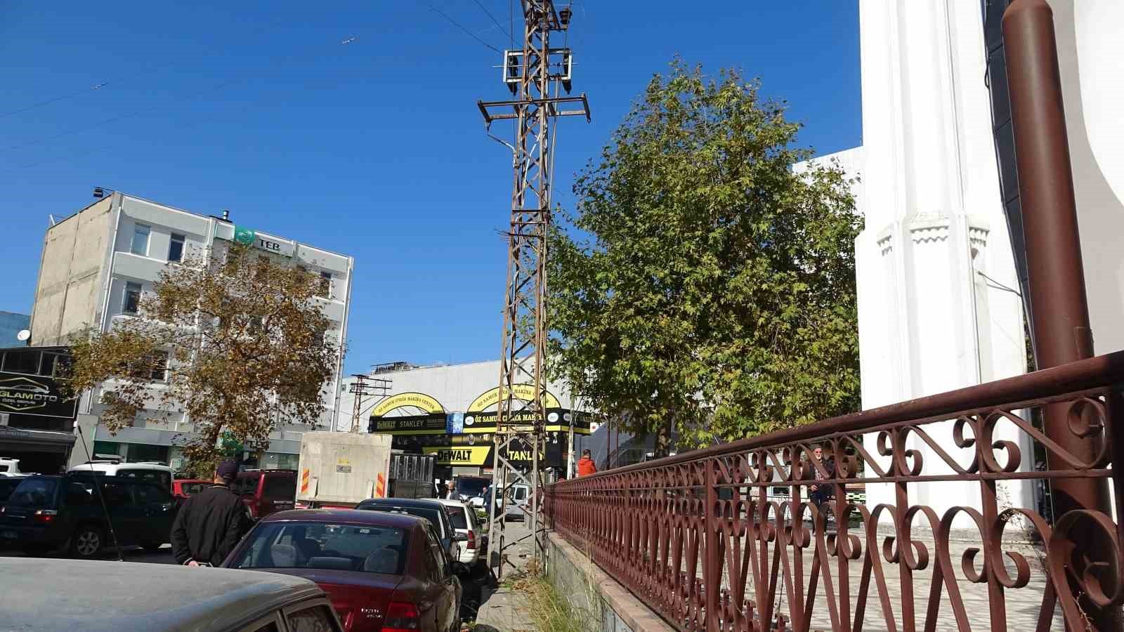kaldirimi kapatan elektrik direkleri yayalara gecit vermiyor 3 Qrncz6Lj