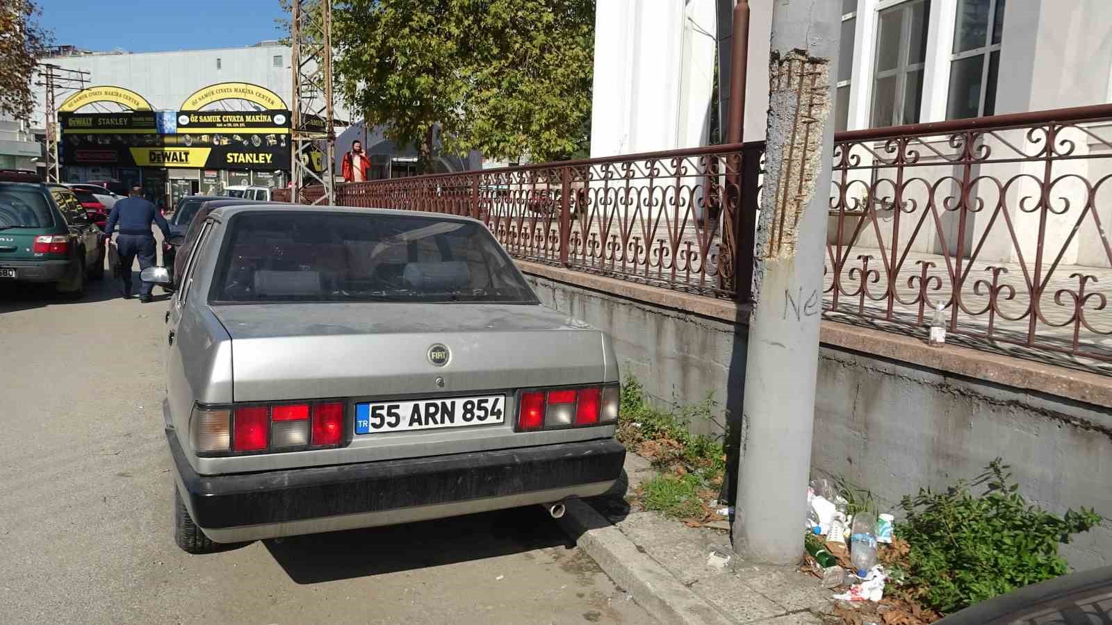 kaldirimi kapatan elektrik direkleri yayalara gecit vermiyor 4 QEQ7C1jh