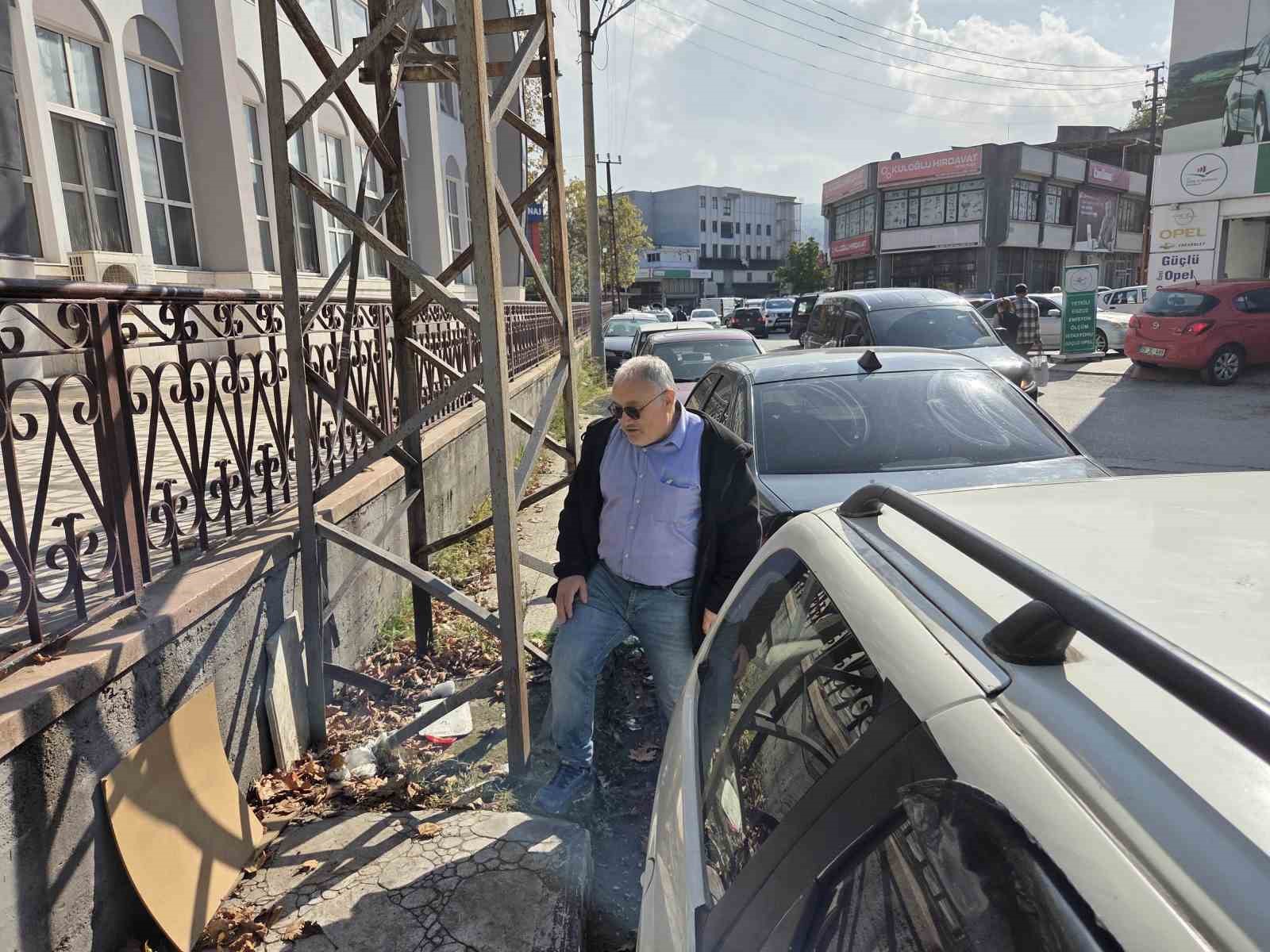 kaldirimi kapatan elektrik direkleri yayalara gecit vermiyor 5 43Gg3CYM