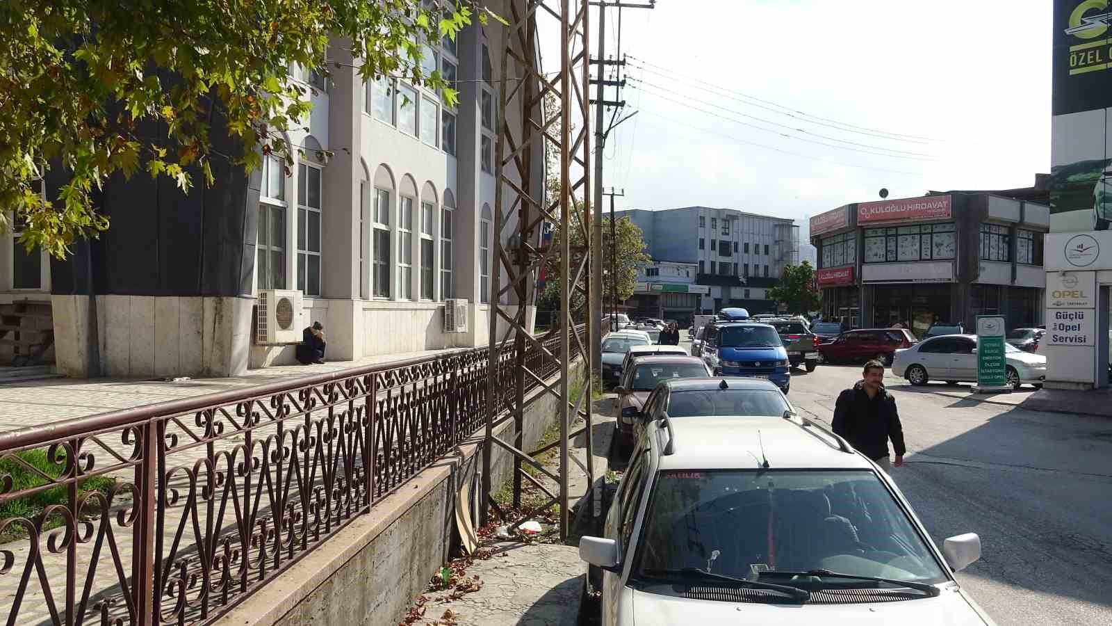 kaldirimi kapatan elektrik direkleri yayalara gecit vermiyor 7 IAnplJBk