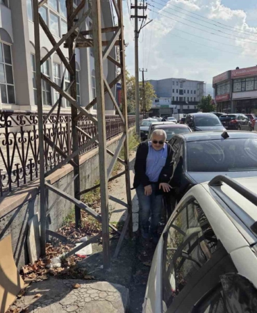 kaldirimi-kapatan-elektrik-direkleri-yayalara-gecit-vermiyor-ektNqImv.jpg
