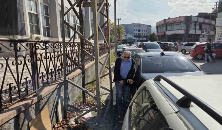 kaldirimi-kapatan-elektrik-direkleri-yayalara-gecit-vermiyor-ektNqImv.jpg
