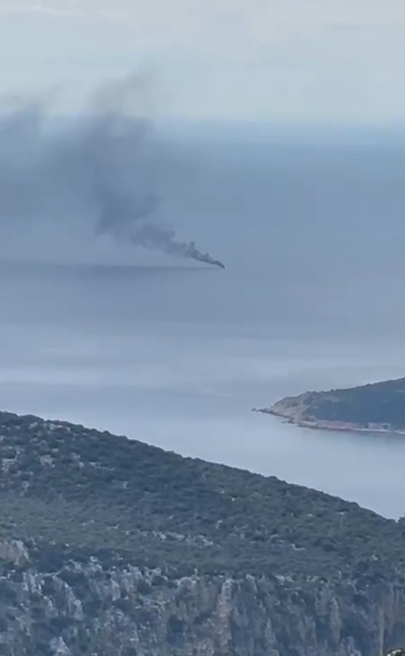 kalkan aciklarinda alev alan luks teknedeki kaptan sahil guvenlik ekiplerincekurtarildi 3 51d4Tc8w