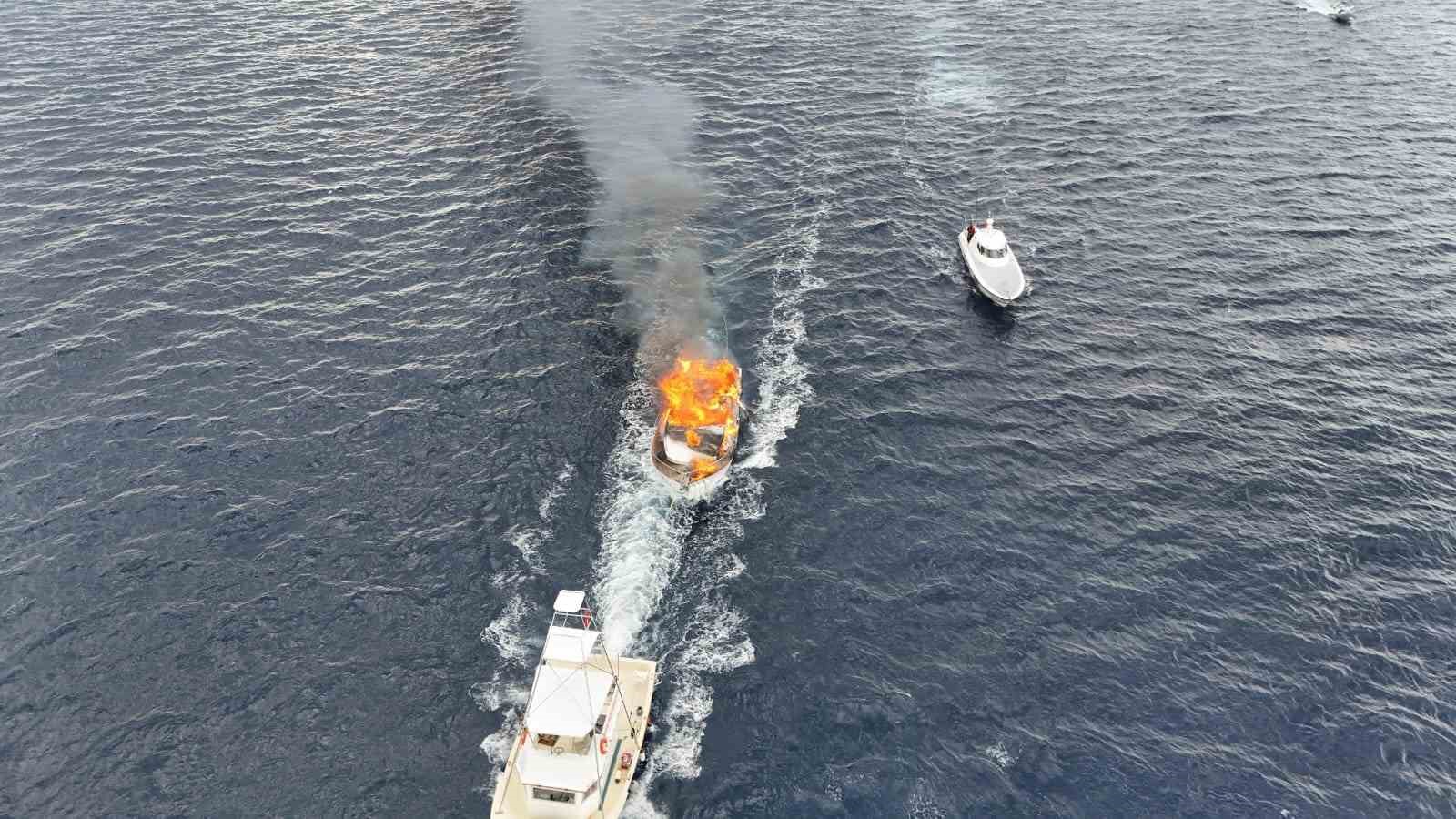 Kalkan açıklarında lüks teknenin alev alev yandığı anlar dronla görüntülendi 5 kalkan aciklarinda luks teknenin alev alev yandigi anlar dronla goruntulendi 1 uqSYBJDD