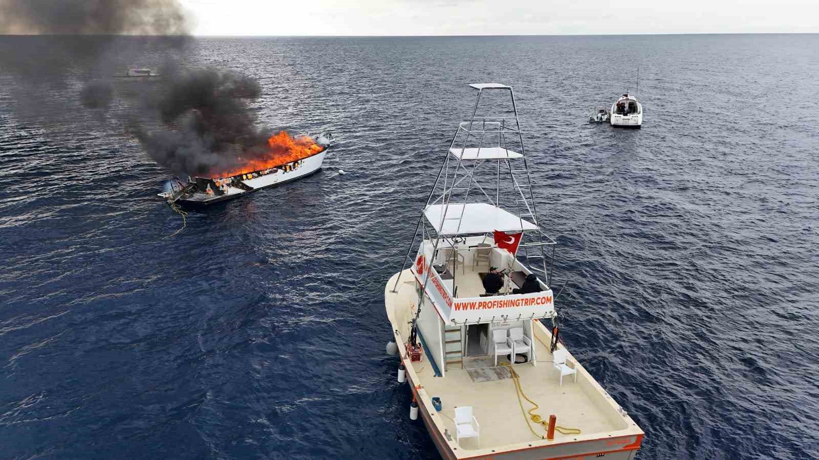 Kalkan açıklarında lüks teknenin alev alev yandığı anlar dronla görüntülendi 6 kalkan aciklarinda luks teknenin alev alev yandigi anlar dronla goruntulendi 2 LSeP5VlK