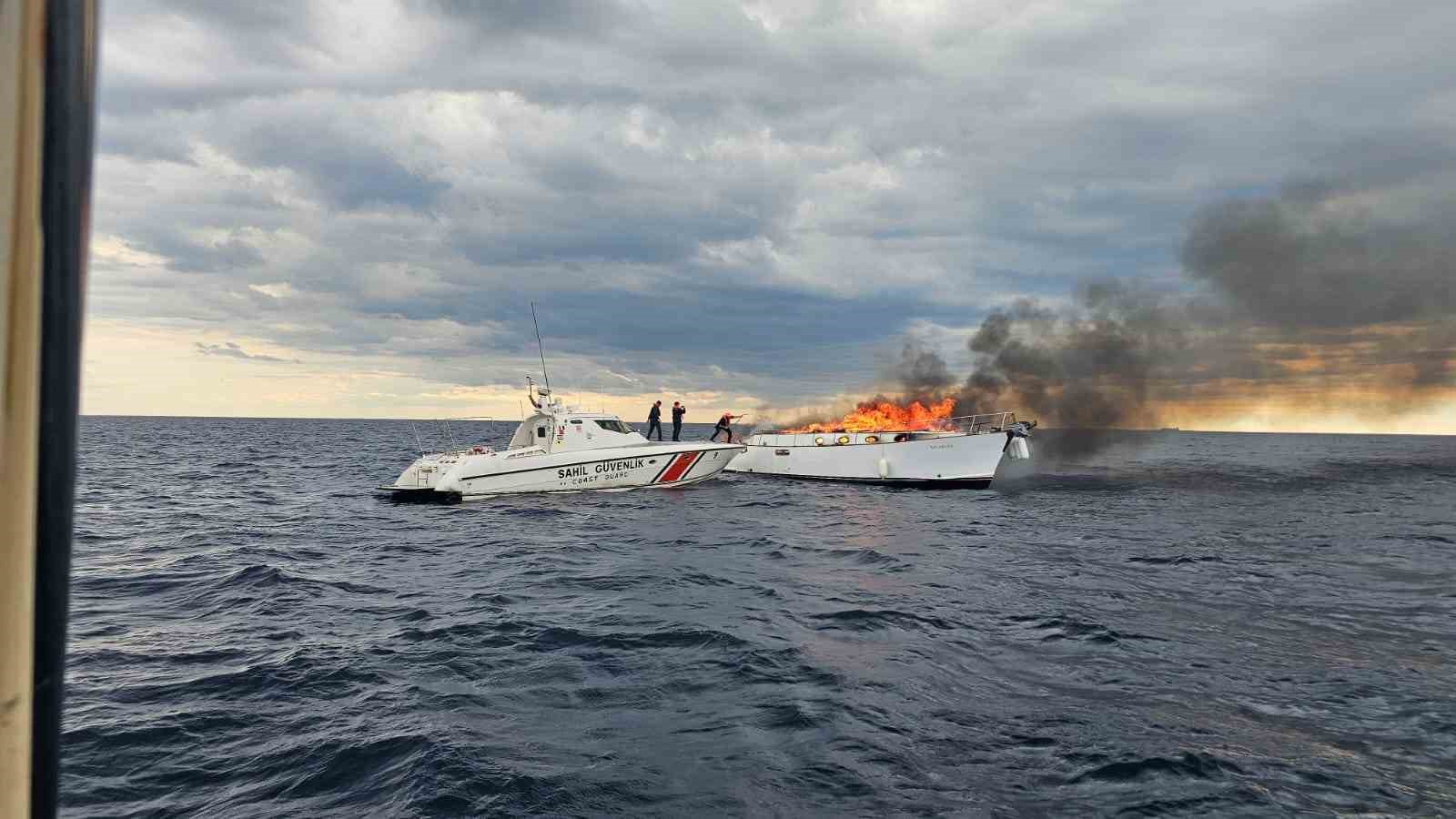 Kalkan açıklarında lüks teknenin alev alev yandığı anlar dronla görüntülendi 7 kalkan aciklarinda luks teknenin alev alev yandigi anlar dronla goruntulendi 3 Wa9vIruu