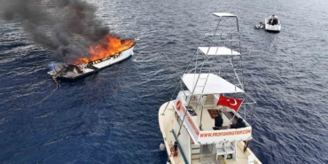 kalkan-aciklarinda-luks-teknenin-alev-alev-yandigi-anlar-dronla-goruntulendi-kNjhhlP1.jpg